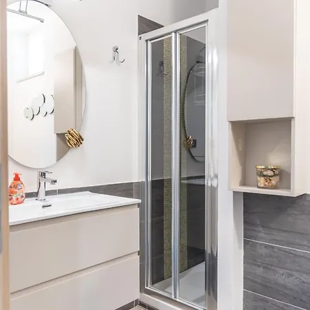 Loving Eine Hochmoderne Drei Am Appartement Alassio